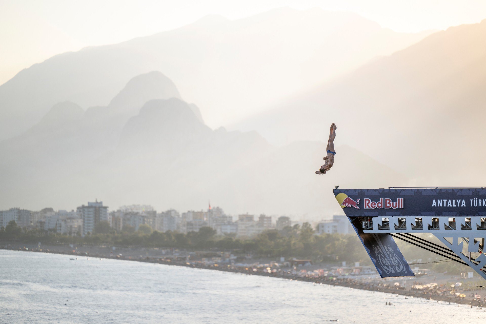 Constantin Popovici &icirc;și păstrează șansele la titlu &icirc;n Seria Mondială Red Bull Cliff Diving și după etapa din Antalya